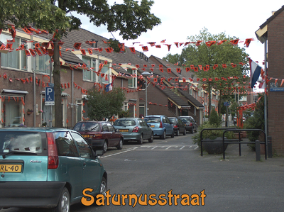 716546 Fotopaneeltje, met een afbeelding van de oranjeversiering in de Saturnusstraat te Utrecht. De versiering is ...